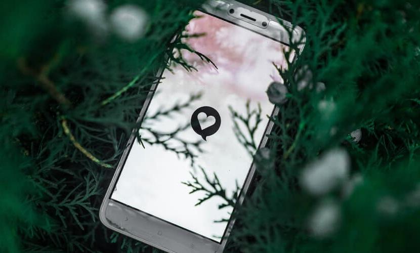 圣诞树上的智能手机凸显了亚美官网app